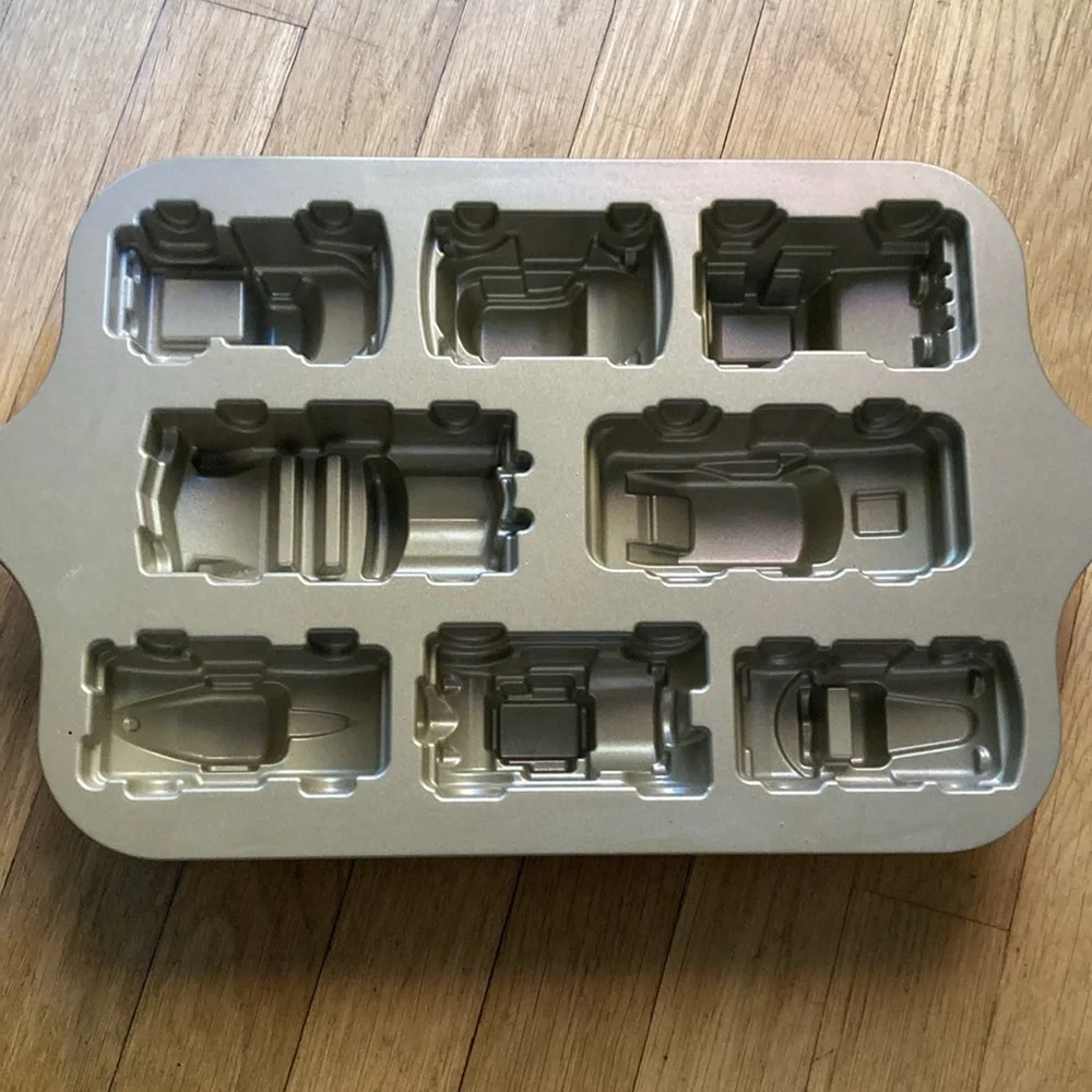 Williams Sonoma kids winter wonderland car cake pan